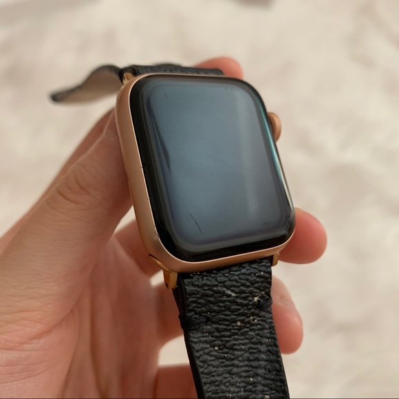 COPY - Series 4 Apple Watch w LV band main image 4